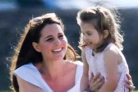 Herzogin Kate und ihre Tochter, Prinzessin Charlotte, beim Spielen