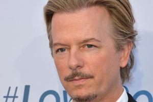 Der Schauspieler David Spade nutzt seine Trauer um Schwägerin Kate Spade, um anderen Menschen mit psychischen Erkrankungen z...