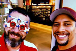 Sido (l.) und Andreas Bourani haben sichtlich Spaß beim Optiker