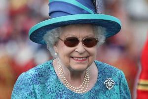 Ganz lässig mit Sonnenbrille: Queen Elizabeth II.