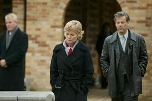 "Lewis": Dr. Laura Hobson (Clare Holman, M.) hat ihrem ehemaligen Liebhaber Alec Pickman (Rupert Graves, r.) nichts mehr zu ...