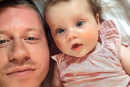 Macklemore und seine süße kleine Tochter kuscheln ganz entspannt zu seinem Geburtstag