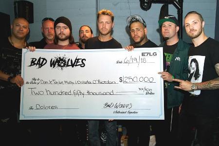 Die Bad Wolves bei der Übergabe des Schecks an die Familie von Dolores O'Riordan: (v. l. n. r.) Don Burton, Taylor Burton, K...