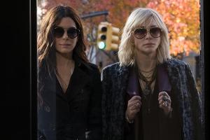 Die Chemie stimmt bei Sandra Bullock (l.) und Cate Blanchett in "Ocean's 8"