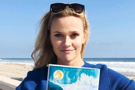 Ein dickes Buch darf in der Strandtasche von Schauspielerin Reese Witherspoon nicht fehlen