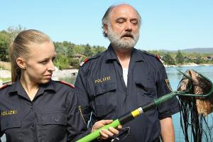 Franzi (Nina Proll) und Michael (Karl Fischer) am Tatort