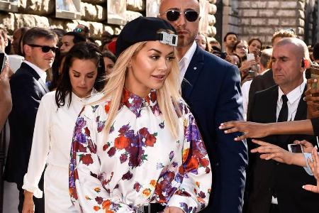 Rita Ora im sommerlichen Trend-Look