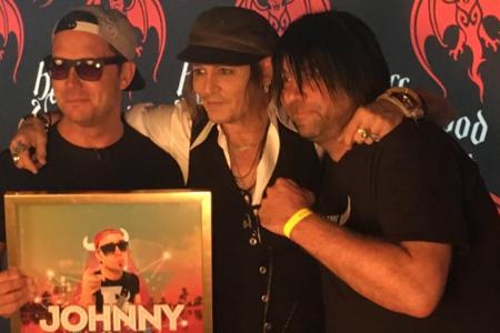 Lorenz Büffel (l.) und Ikke Hüftgold (r.) nehmen Johnny Depp in die Mitte