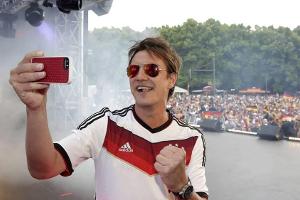 Komiker Matze Knop auf der Bühne der Fan-Meile vor dem Brandenburger Tor im Jahr 2014