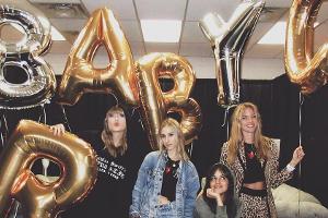 Taylor Swift (v.l.n.r), Stylistin Ashley Avignone, Camila Cabello und Martha Hunt in Chicago