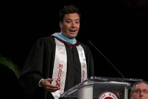 Jimmy Fallon bei seiner Rede an der Marjory Stoneman Douglas High School in Parkland, Florida