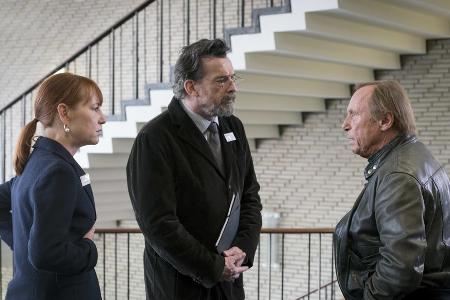 Privatdetektiv Josef Matula (Claus Theo Gärtner, r.) trifft bei seinen Recherchen auf die beiden Wissenschaftler Ann-Gret Da...