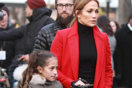 Jennifer Lopez mit ihrer Tochter Emme im vergangenen Winter
