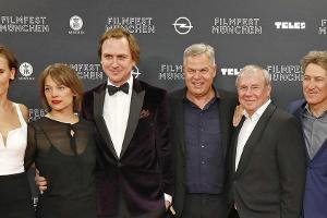 "Mackie Messer"-Stars bei der Eröffnung des Filmfests München (v.r.): Tobias Moretti, Joachim Król, Regisseur Joachim A. Lan...