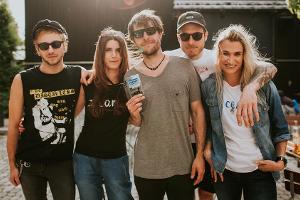 Setzen sich gemeinsam für den Umweltschutz ein: Die Band Itchy und die Meeresschutzorganisation Ocean Care