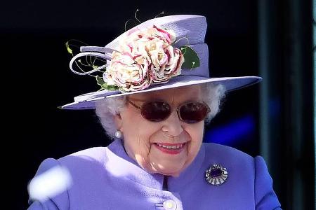 Seltener Anblick: Queen Elizabeth II. mit Sonnenbrille