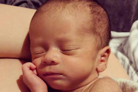 Chrissy Teigens kleiner Sohn Miles Theodore Stephens ist erst gute drei Wochen alt, lässt sich aber durch nichts aus der Ruh...