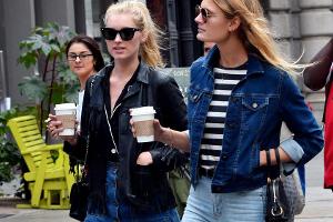 Model Elsa Hosk (l.) weiß, wie man den Jeansrock auch im Alltag praktisch stylt