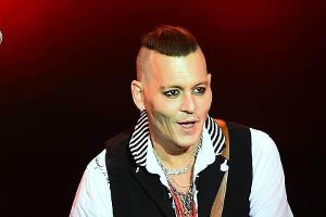 Hervorstehende Wangenknochen, schwarz geschminkte Augen und eine radikale Frisur - Johnny Depp ist kaum wiederzuerkennen