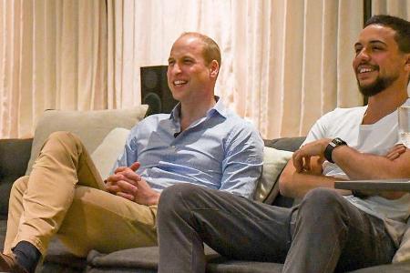 Prinz William (l.) und Kronprinz Hussein bin Abdullah beim gemeinsamen Fußballschauen