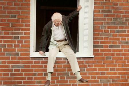Allan Karlsson steigt unbemerkt aus dem Fenster und begibt sich auf eine abenteuerliche Reise