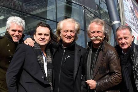 Wolf Simon (l.) neben seinen Noch-Bandmitgliedern Jens Streifling, Hannes Schöner, Henning Krautmacher und Micki Schläger vo...