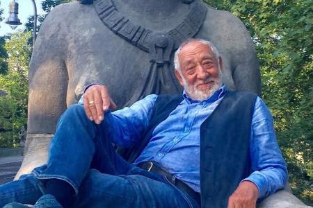 Schauspiel-Urgestein Dieter Hallervorden genießt den Sommer auf einer steinernen Statue am Hubertussee in Berlin-Grunewald