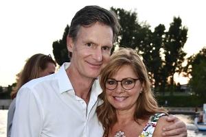 Maren Gilzer und Harry Kuhlmann ganz verliebt bei einer Veranstaltung in Berlin