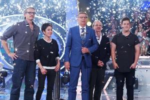 Moderator Günther Jauch (M.) mit seinen prominenten Kandidaten Götz Otto, Dunja Hayali, Olli Dittrich und Chris Tall