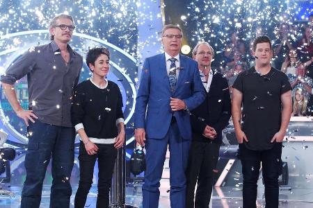 Moderator Günther Jauch (M.) mit seinen prominenten Kandidaten Götz Otto, Dunja Hayali, Olli Dittrich und Chris Tall