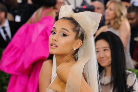Ariana Grande trägt jetzt ein teures Schmuckstück am Finger