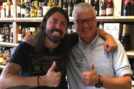Dave Grohl (li.) und Geschäftsführer Holger Bracker im Weinhaus Gröhl