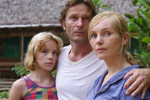 Der deutsche Sprachwissenschaftler Klaus Kuegler (Thomas Kretschmann) ist mit seiner Frau Doris (Nadja Uhl, r.) und Tochter ...