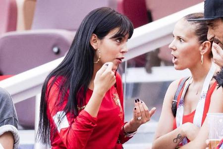 Cristiano Ronaldos Freundin Georgina Rodriguez bei der WM 2018: Trägt sie hier etwa einen Verlobungsring am Finger?