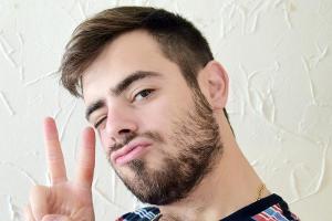 Auch Männer können ein Duckface machen