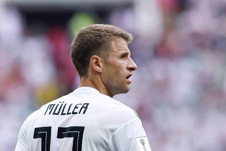 Thomas Müller animiert die Fans für die kommenden Spiele
