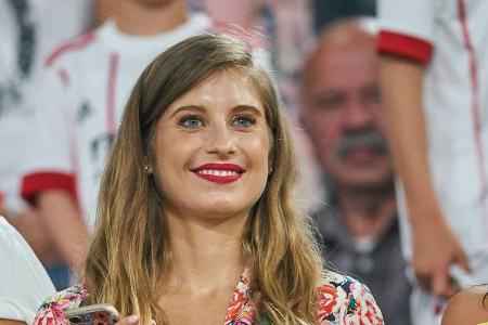 Cathy Hummels feuert ihren Mats im Stadion an