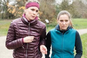 "Unter uns": Obwohl weder Eva (l.) noch Andrea noch Puste haben, will sich keine vor der anderen die Blöße geben und als Ers...