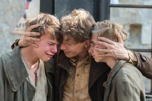 "Die Freibadclique": Onkel (Jonathan Berlin), Jumbo (Johannes Geller) und Bubu (Andreas Warmbrunn) haben sich vom Volkssturm...