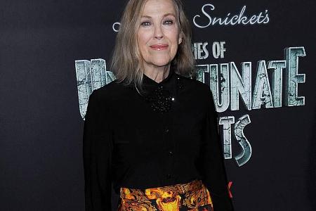 Golden Girl: Catherine O'Hara setzt den Hingucker-Rock in Szene