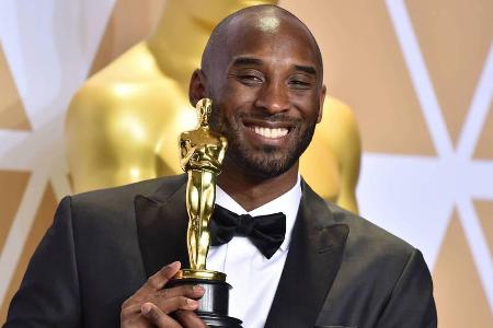 Kobe Bryant präsentiert seinen Oscar für 