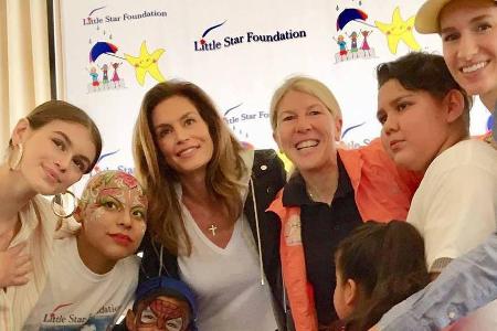 Cindy Crawford (2.v.l.) und ihre Tochter Kaia Gerber (l.) unterstützen die 
