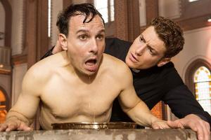 "Sankt Maik": Um Pfarrer Riemer (Stefko Hanushevsky, l.) wieder zur Besinnung zu bringen, verpasst Maik (Daniel Donskoy) ihm...