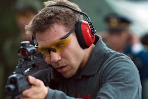 "Meister des Todes": Peter Zierler (Hanno Koffler) ist Mitarbeiter des Waffenherstellers HSW. Als ausgezeichneter Schütze st...