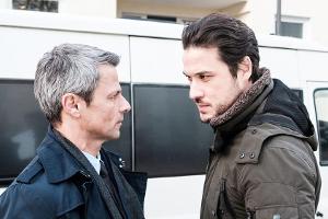 "Unter uns": Jakob (r.) wird entsetzt klar, dass Benedikt hinter Saskias Verschwinden steckt