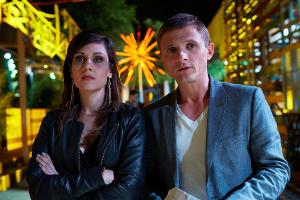 "Friesland: Familiengeheimnisse": Süher Özlügül (Sophie Dal) und Jens Jensen (Florian Lukas) ermitteln