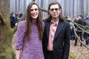Keira Knightley und ihr Ehemann James Righton haben sich farblich gut aufeinander abgestimmt