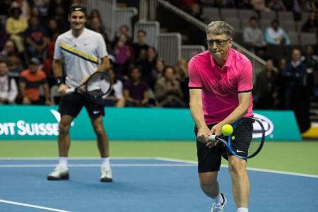 Roger Federer (l.) und Bill Gates zusammen auf dem Tenniscourt