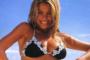 Im knappen Bikini, aufreizender Pose und blonder Mähne erinnert die junge Sofia Vergara glatt an Pamela Anderson