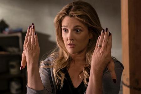 Seltsame Verrenkungen gehören auch zu Drew Barrymores neuen Eigenschaften als Zombie